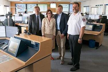 Hier laufen die Notrufe aus der ganzen Region zusammen: In der Regionsleitstelle bei der Feuerwehr der Stadt Hannover. Hier haben die Disponenten über das System IVENA immer den aktuellen Überblick über die Versorgungskapazitäten in den Krankenhäusern in der gesamten Region und können Rettungswagen ohne unnötigen Zeitverlust in eine passende Versorgungseinheit leiten. Stellten die neue Ansicht heute der Öffentlichkeit vor: (v. l.) Harald Härke, Kultur- und Personaldezernent der Landeshauptstadt Hannover, Cora Hermenau, Dezernentin für öffentliche Sicherheit und Gesundheit, EU-Angelegenheiten und IT der Region Hannover, Dr. Jens Albrecht, Sprecher der Krankenhäuser in der AG IVENA, Dr. Andreas Flemming, ärztlicher Leiter Rettungsdienst der Landeshauptstadt Hannover.