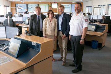 Hier laufen die Notrufe aus der ganzen Region zusammen: In der Regionsleitstelle bei der Feuerwehr der Stadt Hannover. Hier haben die Disponenten über das System IVENA immer den aktuellen Überblick über die Versorgungskapazitäten in den Krankenhäusern in der gesamten Region und können Rettungswagen ohne unnötigen Zeitverlust in eine passende Versorgungseinheit leiten. Stellten die neue Ansicht heute der Öffentlichkeit vor: (v. l.) Harald Härke, Kultur- und Personaldezernent der Landeshauptstadt Hannover, Cora Hermenau, Dezernentin für öffentliche Sicherheit und Gesundheit, EU-Angelegenheiten und IT der Region Hannover, Dr. Jens Albrecht, Sprecher der Krankenhäuser in der AG IVENA, Dr. Andreas Flemming, ärztlicher Leiter Rettungsdienst der Landeshauptstadt Hannover.