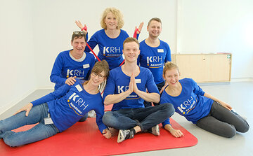 Fitnesstest vom Physiotherapeuten – eines der vielen Angebote am Tag der Gesundheitsberufe in der KRH Akademie: (v. l.) Rainer Windowsky, Lehrer, Ulrike Stoermer-Beyer, Lehrerin, Ulrike Herbst, Leiterin der Physiotherapieausbildung, Tim Freitag, Auszubildender, Adam Jan Maj, Auszubildender, Leoni Hogrefe, Auszubildende.