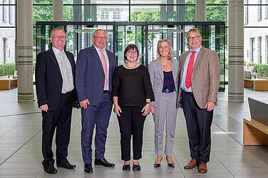 Freuen sich über das beste wirtschaftliche Ergebnis in der Geschichte des Klinikums Region Hannover (KRH): (v. l.) Michael Born, KRH Geschäftsführer Personal, Dr. Matthias Bracht, KRH Geschäftsführer Medizin, Elke Nobel, Stellvertretende KRH Aufsichtsratsvorsitzende, Barbara Schulte, KRH Geschäftsführerin Finanzen und Infrastruktur, Regionspräsident Hauke Jagau, KRH Aufsichtsratsvorsitzender.