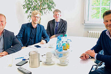 Aus dem Austausch mit Ingo Volker Rembitzki (r.) soll ein regelmäßiger werden (v. l.): Jens Mahrenholz, Landesgruppenvorsitzender des Verbands für Physiotherapie (VPT), Steffen Gabriel, stellvertretender Bundesgeschäftsführer des VPT, Christian Schneider, Landesgeschäftsführer Nord-West des VPT beim Auftakttreffen im KRH.