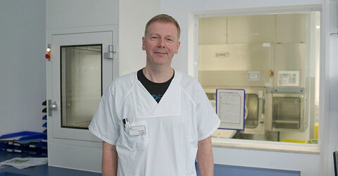 Fertigungsstraße in der KRH Zentralapotheke: Marc Ruppin, Pharmazeutisch-technischer Assistent in der Arzneimittelherstellung und -versorgung der Zentralapotheke des KRH Klinikum Region Hannover.