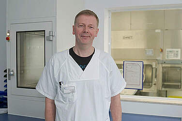 Fertigungsstraße in der KRH Zentralapotheke: Marc Ruppin, Pharmazeutisch-technischer Assistent in der Arzneimittelherstellung und -versorgung der Zentralapotheke des KRH Klinikum Region Hannover.