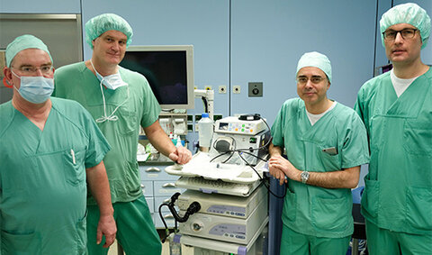 Neues Verfahren: Dr. Michael Sodt, Facharzt für Innere Medizin und Gastroenterologie am KRH Klinikum Nordstadt,  nahm mit seinen Kollegen Prof. Dr. med. Julian Mall, Chefarzt Allgemeinchirurgie, Prof. Dr. med. Ahmed Madisch, Chefarzt Gastroenterologie, und Dr. med. Jonas Kneser, Oberarzt Innere Medizin, eine OverStich-OP vor. (v. l.).  