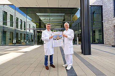 Freuen sich mit ihren Teams auf die Besucher am großen Lungentag im KRH Klinikum Siloah am 30. September 2017: (l.) Prof Dr. Hans-Gerd Fieguth, Chefarzt der Klinik für Gefäß- und Thoraxchirurgie und Prof. Dr. Bernd Schönhofer, Chefarzt der Klinik für Pneumologie, Intensiv- und Schlafmedizin.
