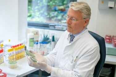 Unter der Leitung von Dr. med. Uwe Mai wird am KRH Institut für Medizinische Mikrobiologie und Krankenhaushygiene gezielt nach Krankheitserregern gesucht.