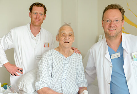 Mini-Herzschrittmacher erfolgreich implantiert: Gunter Harte mit seinen Ärzten Dr. Timo Peter (li.) und Dr. Christoph Lissel.