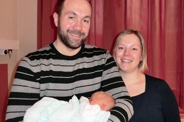 Die glücklichen Eltern mit Theodor, der am Neujahrstag im KRH Klinikum Nordstadt geboren wurde.