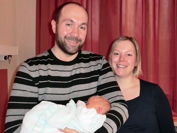 Die glücklichen Eltern mit Theodor, der am Neujahrstag im KRH Klinikum Nordstadt geboren wurde.