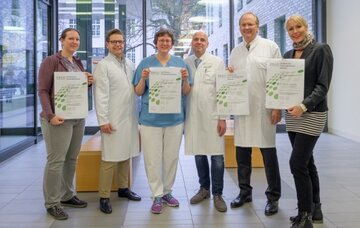 Freuen sich über die Zertifizierung: Stefanie Saffe, QM-Beauftragte, Prof. Dr. Christoph Wiesner, Chefarzt Urologie, Dr. Heike Labenski, Zentrumskoordinatorin, Dr. Stefan Baltes, Zentrumsleitung, Prof. Dr. Thomas Moesta, Ärztlicher Direktor und Zentrumsleitung, sowie Carsta Seidel, QM-Leiterin.