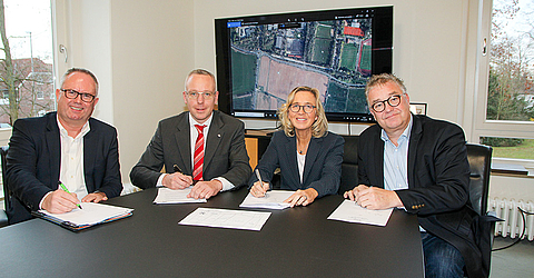 Die Verträge für den Kauf in Burgwedel sind unterzeichnet: Michael Born, Geschäftsführer KRH, Burgwedels Bürgermeister Axel Düker, Barbara Schulte, Geschäftsführerin KRH, und Regionspräsident Hauke Jagau (v.l.). Foto: Region Hannover