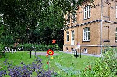 In diesem Gebäude und Vorgarten der Kunstwerkstatt der KRH Psychiatrie Wunstorf in der Hindenburgstraße entstehen die Skulpturen.