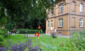 In diesem Gebäude und Vorgarten der Kunstwerkstatt der KRH Psychiatrie Wunstorf in der Hindenburgstraße entstehen die Skulpturen.