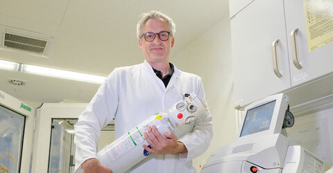 Prof. Dr. Thomas Fühner hält in der Hand, worum es in seiner Leitlinie geht: Eine Druckluftflasche gefüllt mit Sauerstoff. In dem Untersuchungsraum in einem der leistungsfähigsten Lungenzentren in Deutschland fehlt natürlich auch nicht das Gerät zur Messung der Sauerstoffsättigung.