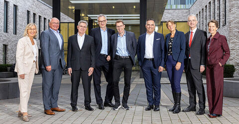 Strahlende Gesichter bei der Unterzeichnung des Letter of Intent (von links): Barbara Schulte, KRH Geschäftsführerin Finanzen und Infrastruktur, Dr. Matthias Bracht, KRH Geschäftsführer Medizin, Prof. Dr. Hans-Gerd Fieguth, Chefarzt der Klinik für Thorax- und Gefäßchirurgie am KRH Klinikum Siloah, Prof. Dr. Thomas Fühner, Chefarzt der Klinik für Pneumologie, Intensiv- und Schlafmedizin am KRH Klinikum Siloah, Prof. Dr. Marius M. Hoeper, Komm. Direktor der Klinik für Pneumologie und Infektiologie der MHH, Prof. Arjang Ruhparwar, Leiter der Klinik für Herz-, Thorax-, Transplantations- und Gefäßchirurgie der MHH, Prof.‘in Denise Hilfiker-Kleiner, MHH-Präsidentin und Vorstandsmitglied für das Ressort Forschung und Lehre, Prof. Dr. Frank Lammert, MHH-Vizepräsident und Vorstandsmitglied für das Ressort Krankenversorgung, und Martina Saurin, MHH-Vizepräsidentin und Vorstandsmitglied für das Ressort Wirtschaftsführung und Administration.