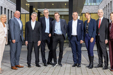 Strahlende Gesichter bei der Unterzeichnung des Letter of Intent (von links): Barbara Schulte, KRH Geschäftsführerin Finanzen und Infrastruktur, Dr. Matthias Bracht, KRH Geschäftsführer Medizin, Prof. Dr. Hans-Gerd Fieguth, Chefarzt der Klinik für Thorax- und Gefäßchirurgie am KRH Klinikum Siloah, Prof. Dr. Thomas Fühner, Chefarzt der Klinik für Pneumologie, Intensiv- und Schlafmedizin am KRH Klinikum Siloah, Prof. Dr. Marius M. Hoeper, Komm. Direktor der Klinik für Pneumologie und Infektiologie der MHH, Prof. Arjang Ruhparwar, Leiter der Klinik für Herz-, Thorax-, Transplantations- und Gefäßchirurgie der MHH, Prof.‘in Denise Hilfiker-Kleiner, MHH-Präsidentin und Vorstandsmitglied für das Ressort Forschung und Lehre, Prof. Dr. Frank Lammert, MHH-Vizepräsident und Vorstandsmitglied für das Ressort Krankenversorgung, und Martina Saurin, MHH-Vizepräsidentin und Vorstandsmitglied für das Ressort Wirtschaftsführung und Administration.