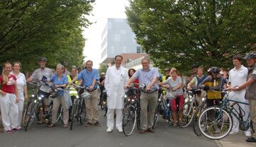 Hauke Jagau und Chefarzt Prof. Welkoborsky (vorn, Mitte) mit den Teilnehmern der Sommerradtour des Regionspräsidenten.