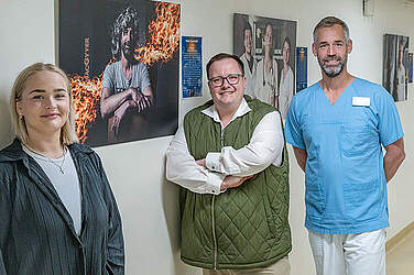 Zeichnet verantwortlich für die Fotoausstellung „Mein Superheld – Meine Superheldin“: Mathias Lehnick (Mitte), Pflegefachkraft und Social Media Beauftragter am KRH Klinikum Robert Koch Gehrden. Flankiert wird er von seiner Kollegin Lea Steding, Pflegefachkraft, und seinem Kollegen Janis Klava, Physiotherapeut, die beide Gesichter der Ausstellung sind.