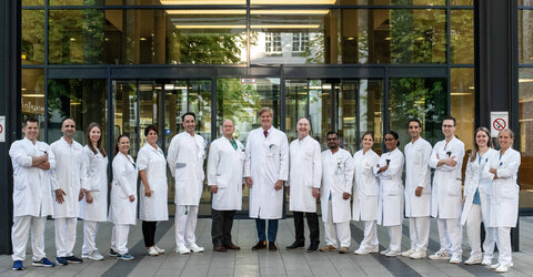 Das Chirurgenteam des KRH Klinikums Siloah mit Chefarzt Prof. Julian Mall (Mitte) und dem Leiter des zertifizierten Leberzentrums, Prof. Josef Fangmann (rechts neben Mall).