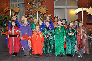 Die 16 Sternsinger der Pfarrgemeinde St. Raphael Garbsen im Haupteingang des KRH Klinikums Nordstadt.