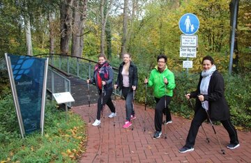 Mitarbeiter der KRH Psychiatrie Wunstorf und die Leiterin der Laufgruppe Sabine Solasse (3. v. l.) auf der Laufstrecke