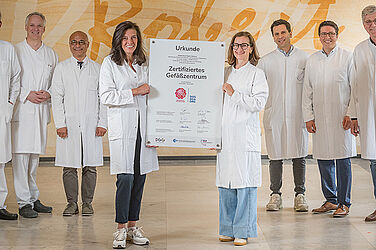 Strahlende Gesichter (v. l.): Prof. Dr. Jochen Wedemeyer, Prof. Dr. Marc Wilhelm Merx, Dr. Michael Maringka, Laura Schott, Svenja Karbig, Dr. Gero Lanzoni, Dr. Nikolaj Mokov und Dr. Götz Voshage freuen sich über die klinikübergreifende Zertifizierung.