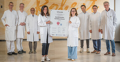 Strahlende Gesichter (v. l.): Prof. Dr. Jochen Wedemeyer, Prof. Dr. Marc Wilhelm Merx, Dr. Michael Maringka, Laura Schott, Svenja Karbig, Dr. Gero Lanzoni, Dr. Nikolaj Mokov und Dr. Götz Voshage freuen sich über die klinikübergreifende Zertifizierung.