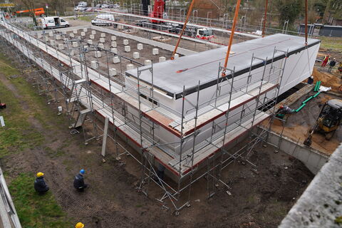 Die Module werden passgenau aufgesetzt …