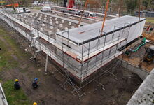 Die Module werden passgenau aufgesetzt …