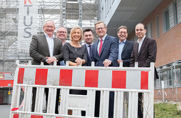 Wandel konstruktiv und kommunikativ gestalten: Das war der rote Faden, der sich durch die Einführungsveranstaltung des neuen Geschäftsführenden Direktors im KRH Klinikum Mitte zog. (5. v. l.) Dr. Matthias Bracht, KRH Geschäftsführer Medizin, Michael Born, KRH Geschäftsführer Personal, Barbara Schulte, KRH Geschäftsführerin Finanzen und Infrastruktur, Tomislav Gmajnic, Kaufmännischer Direktor KRH Klinikum Mitte, Prof. Dr. Hans-Jürgen Welkoborsky, Sprecher der Chefärzte am KRH Klinikum Mitte Nordstadt und Prof. Dr. Ahmed Madisch, Sprecher der Chefärzte am KRH Klinikum Mitte Siloah.