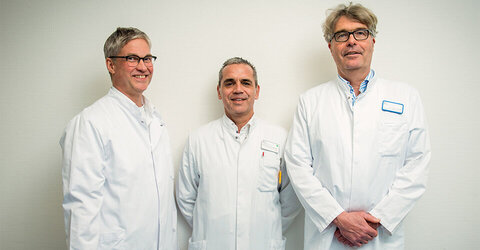 Seit Jahren sind sie und ihr Team ein Garant für höchste Qualität in der Endoprothetik: Sektionsleiter Christoph Bartsch, Chefarzt Prof. Dr. Oliver Rühmann und der Leitende Arzt Dr. Thomas Berndt (v.l.).