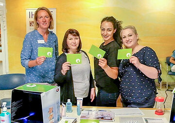 „Wir tragen Verantwortung“: Die Hygiene-Fachkräfte Heike Knapen, Hülya Aral, Hati Deniz und Joana Lins werben im KRH Klinikum Lehrte mit grünen Postkarten für Händehygiene.