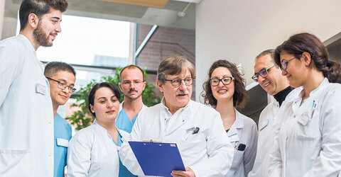 Ein starkes Team: Chefarzt Prof. Dr. Andreas Schwartz (Mitte) mit den Assistenzärzten der Klinik für Neurologie.
