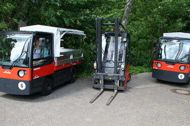Diese drei Elektro-Fahrzeuge ergänzen den Klinikfuhrpark.