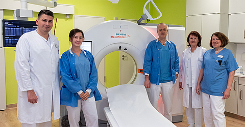 Freuen sich über das neue CT am Institut für Diagnostische und Interventionelle Radiologie im KRH Klinikum Siloah (v. l.): Dr. Manuel Lehm, geschäftsführender Oberarzt, Sandra Tyc, CT-verantwortliche MTR, Tim Obornik, CT-verantwortlicher MTR, Ksenia Hajduga, Oberärztin Diagnostische Radiologie und Gabriele Jahn, leitende MTR.