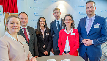 Auf dem KRH Stand auf dem Krebsinfotag standen viele Experten für Fragen und Diskussion mit Interessierten zur Verfügung (v. l.): Nora Lakenberg, Oberärztin Allgemeinchirurgie Klinikum Mitte. PD Dr. med. Dr. rer. Nat Martin Müller, Chefarzt der Klinik für Hämatologie und Onkologie am KRH Klinikum Siloah, Diana Stolle-Grimaldos, Psychoonkologin im KRH Klinikum Mitte, Prof. Dr. med. Jochen Wedemeyer, Chefarzt der Klinik für Innere Medizin und Gastroenterologie am KRH Klinikum Robert Koch Gehrden, Nicole Drees, Psychoonkologin KRH Klinikum Mitte, Dr. Heiko Aselmann, KRH Robotikspezialist und Oberarzt der Klinik für Allgemein-, Viszeral- und Gefäßchirurgie im KRH Klinikum Robert Koch Gehrden.