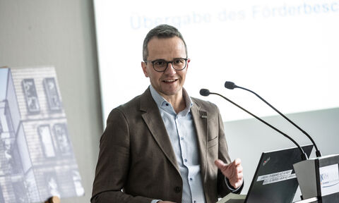 Bastian Flohr, Geschäftsführender Direktor und Pflegedirektor KRH Psychiatrie Wunstorf, bei der Begrüßung.