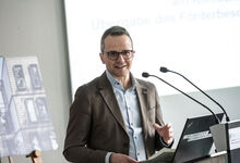 Bastian Flohr, Geschäftsführender Direktor und Pflegedirektor KRH Psychiatrie Wunstorf, bei der Begrüßung.