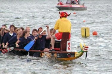 Das Boot des KRH Klinikums Robert Koch Gehrden beim alljährlichen Drachenbootrennen zu Pfingsten auf dem Maschsee