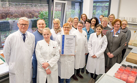 Freut sich über die Bestätigung seiner erfolgreichen Arbeit: Das Team des Institut für Medizinische Mikrobiologie und Krankenhaushygiene des Klinikums Region Hannover. 