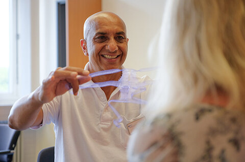 Dr. Aref Alemi, Chefarzt der Klinik für Frauenheilkunde am KRH Klinikum Großburgwedel, erklärt einer Patientin die innovative Operationsmethode.