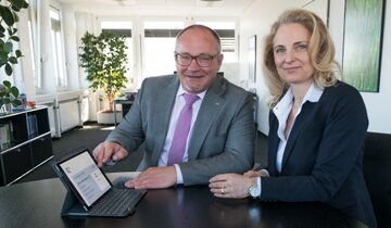 Dr. Matthias Bracht, Geschäftsführer Medizin des KRH, und Dr. Christine Gernreich, Bereichsleiterin des Zentralen Qualitäts- und Prozessmanagements des KRH, testen die Darstellung der KRH Daten auf den Internetseiten der Initiative Qualitätsmedizin (IQM) unter www.initiative-qualiaetsmdizin.de.