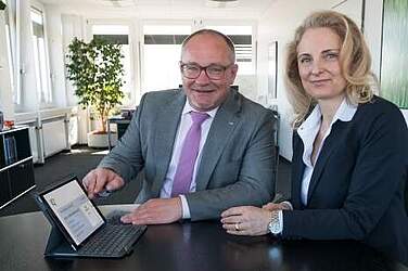 Dr. Matthias Bracht, Geschäftsführer Medizin des KRH, und Dr. Christine Gernreich, Bereichsleiterin des Zentralen Qualitäts- und Prozessmanagements des KRH, testen die Darstellung der KRH Daten auf den Internetseiten der Initiative Qualitätsmedizin (IQM) unter www.initiative-qualiaetsmdizin.de.