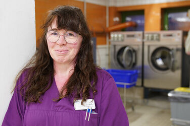 Porträt von Frau in Wäscherei