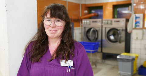 Porträt von Frau in Wäscherei