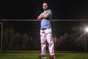 Achref Hamdi steht im Kasack vor dem Fußballtor