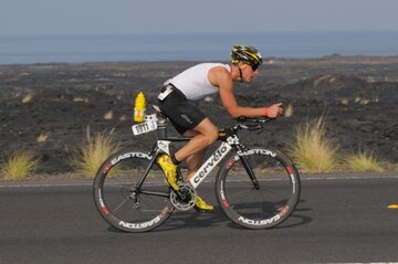 Elias Sander beim 180-km-Radfahren und beim Marathonlauf (Bild oben)