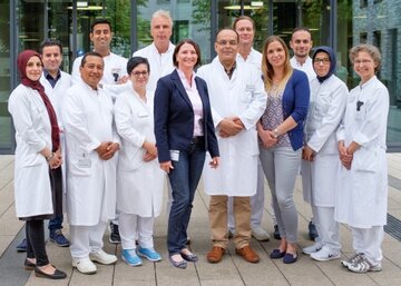 Geprüfte Qualität: Das Ärzteteam des KRH Brustzentrums am Standort Siloah mit Chefarzt Dr. Fakher Ismaéel (vorn, Mitte) und dem Leiter des Zentrums, Dr. Alexander Moser, (hinten, 2.v.l.).