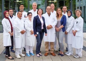 Geprüfte Qualität: Das Ärzteteam des KRH Brustzentrums am Standort Siloah mit Chefarzt Dr. Fakher Ismaéel (vorn, Mitte) und dem Leiter des Zentrums, Dr. Alexander Moser, (hinten, 2.v.l.).