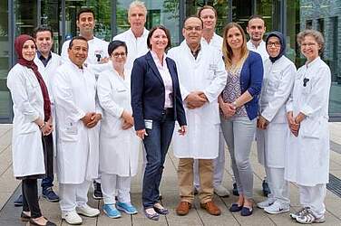 Geprüfte Qualität: Das Ärzteteam des KRH Brustzentrums am Standort Siloah mit Chefarzt Dr. Fakher Ismaéel (vorn, Mitte) und dem Leiter des Zentrums, Dr. Alexander Moser, (hinten, 2.v.l.).